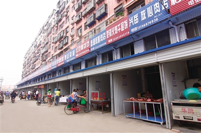 五马农贸市场投入1000余万元进行环境整治,拆除乱搭乱建,铁皮棚厦2000